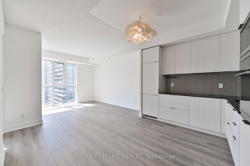 3506 - 318 Richmond Street W