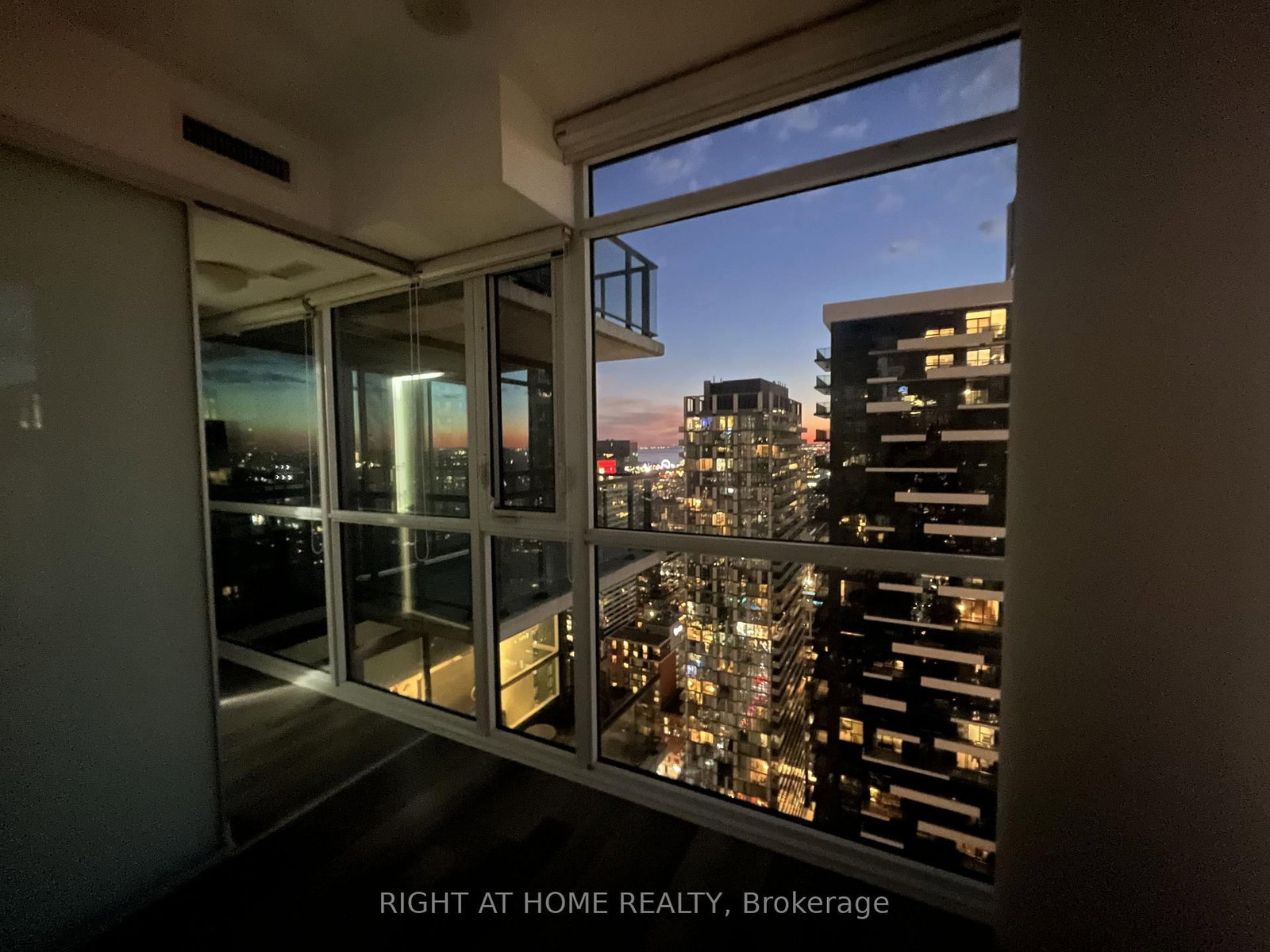 Condo for lease at 3904-290 Adelaide Street, Toronto, Ontario, M5V 1P6 - Waterfront Communities C1 - MLS: C13712512