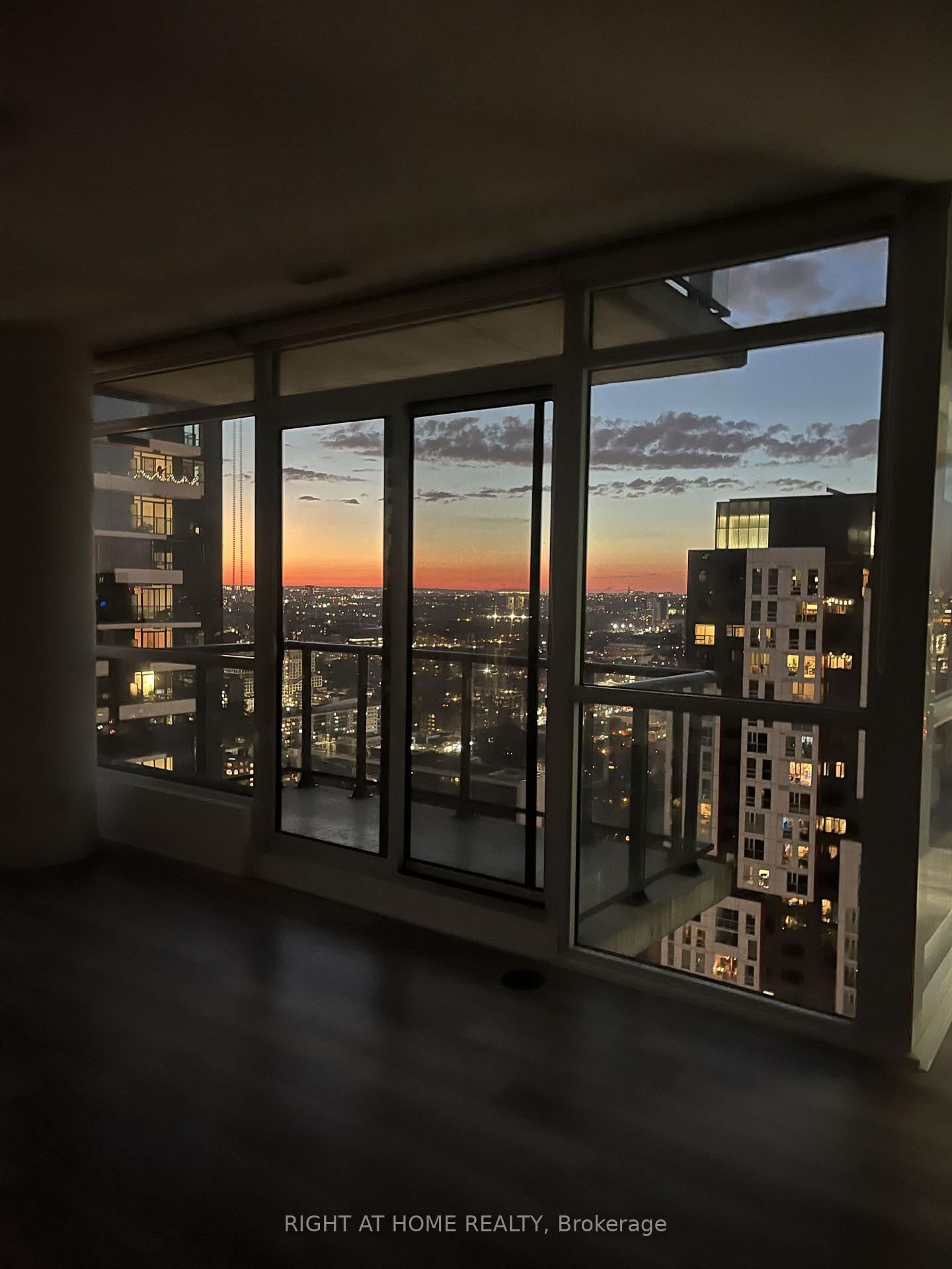 Condo for lease at 3904-290 Adelaide Street, Toronto, Ontario, M5V 1P6 - Waterfront Communities C1 - MLS: C13712512