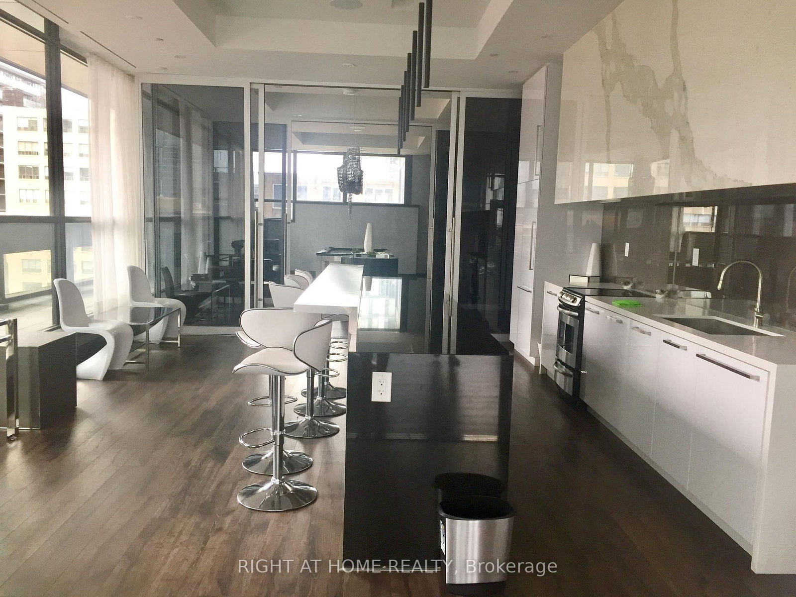 Condo for lease at 3904-290 Adelaide Street, Toronto, Ontario, M5V 1P6 - Waterfront Communities C1 - MLS: C13712512