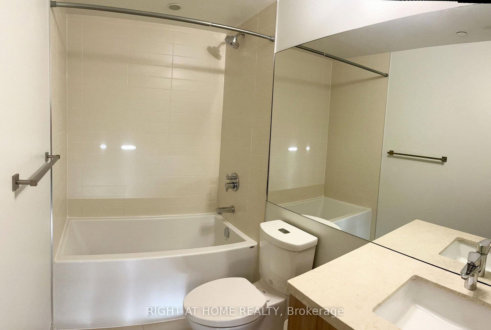 Condo for lease at 3904-290 Adelaide Street, Toronto, Ontario, M5V 1P6 - Waterfront Communities C1 - MLS: C13712512