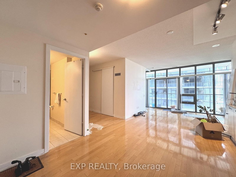 2001 - 33 Charles Street E