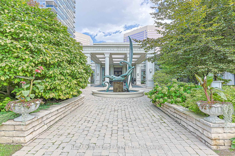 PH 18 - 25 Greenview Avenue