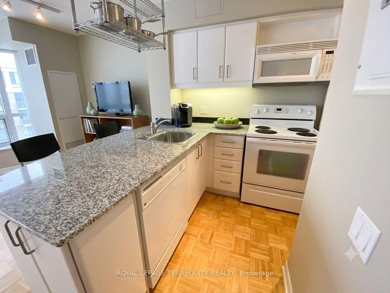1009 - 33 Sheppard Avenue E