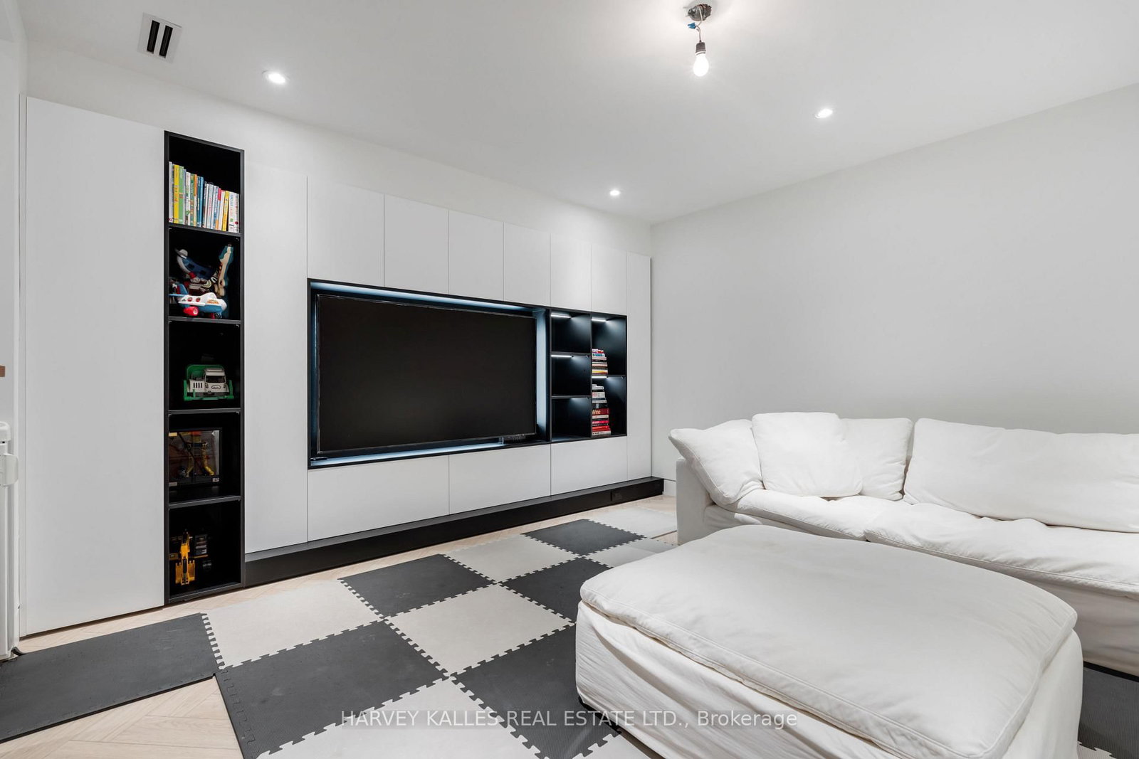 40 Thelma Avenue • Toronto, ON photo 15