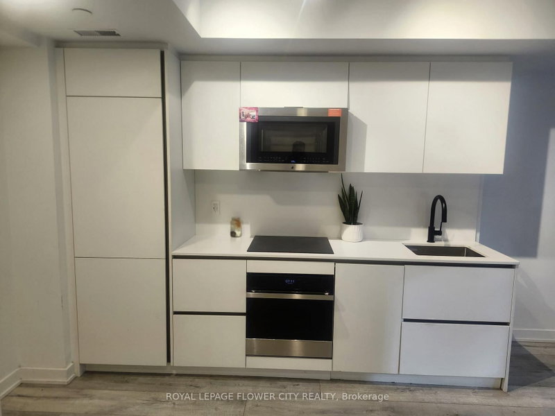 704 - 327 King Street W