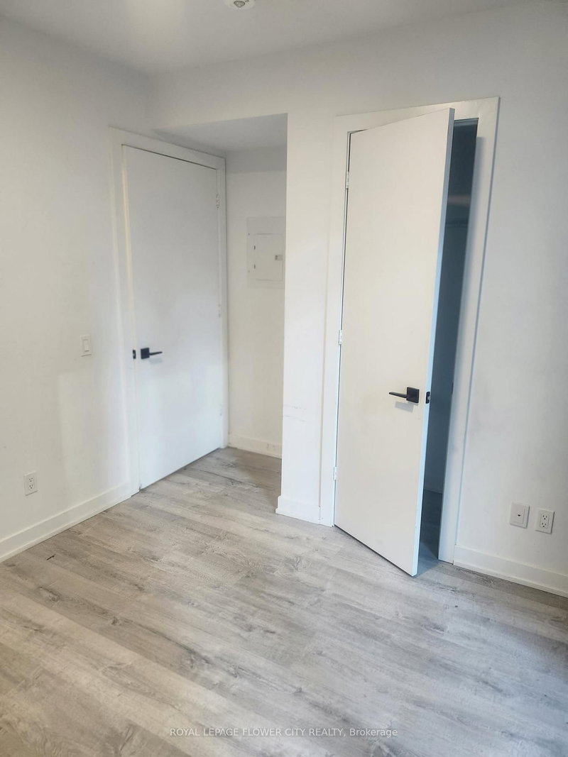 704 - 327 King Street W