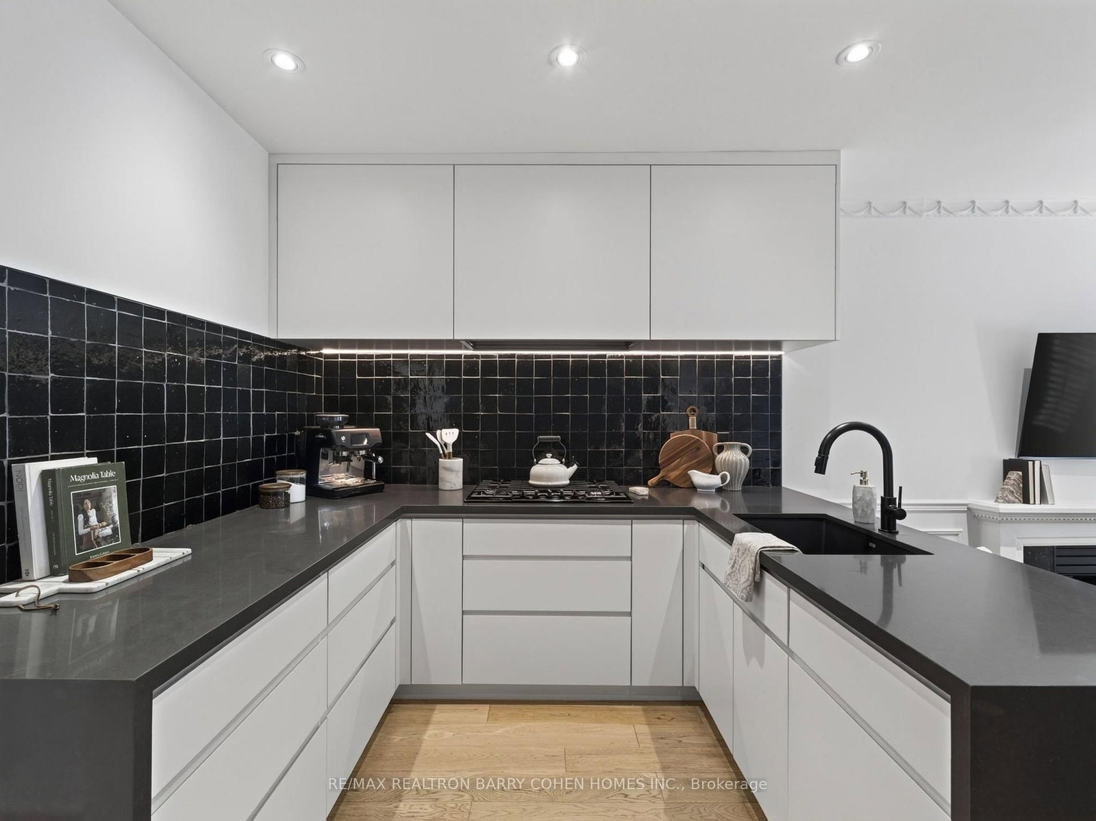 18 Joicey Boulevard • Toronto, ON photo 12
