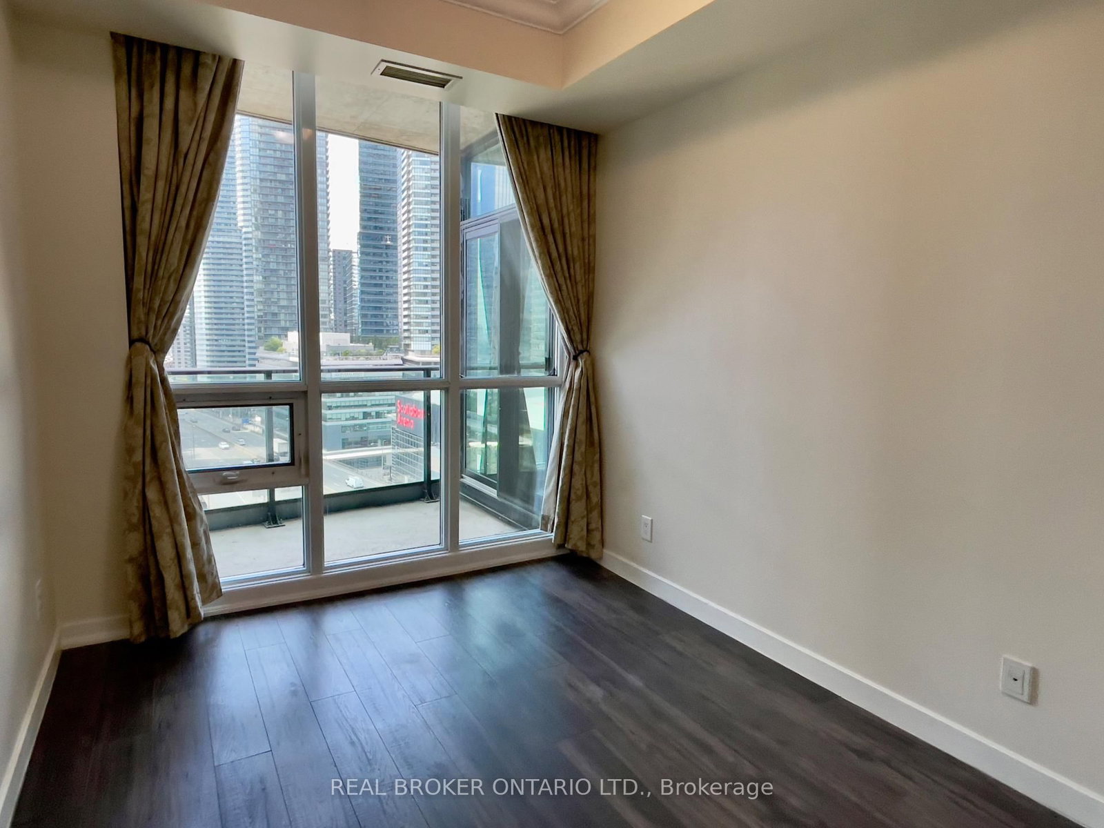 1601-18 Harbour St, Toronto, view 13