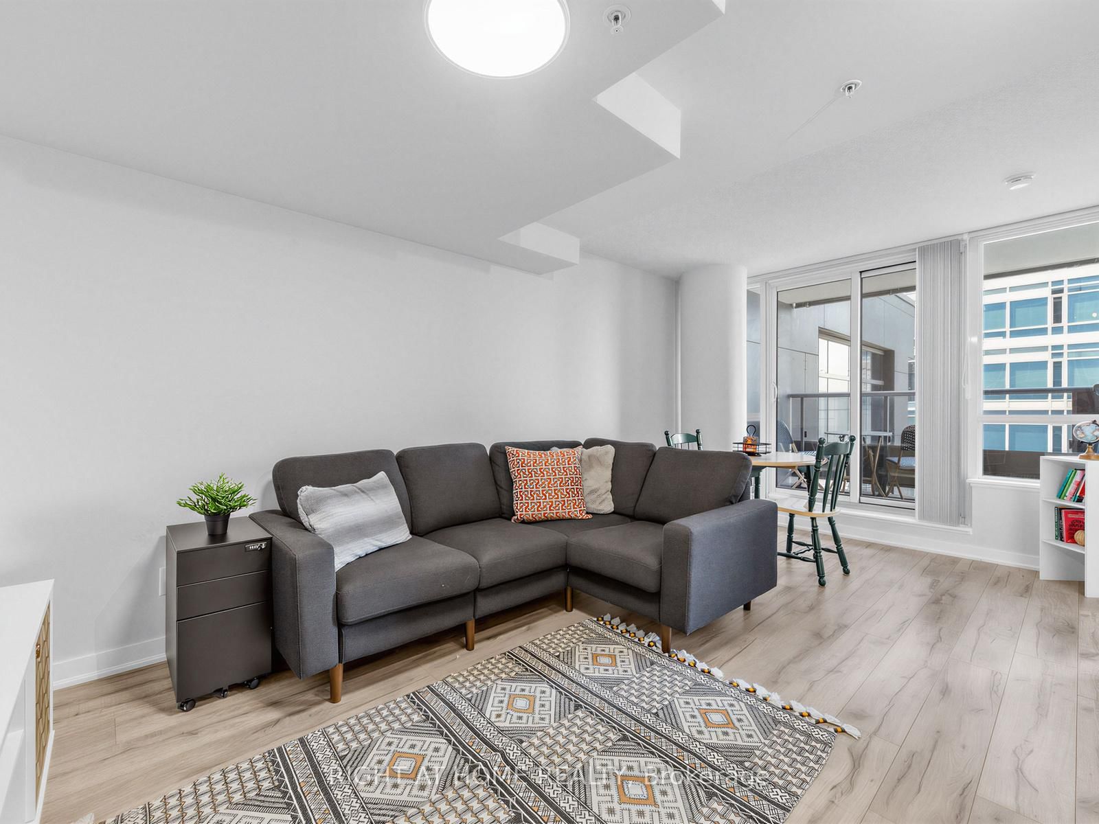 1210-295 Adelaide St, Toronto, view 11
