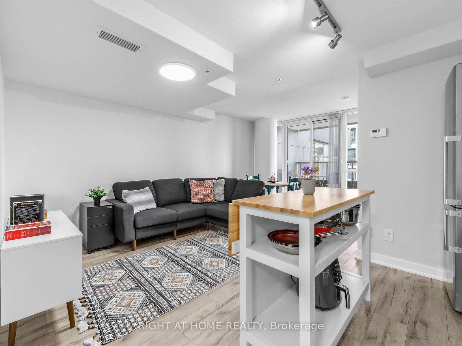 1210-295 Adelaide St, Toronto, view 5