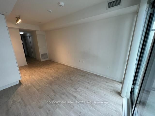 1014W - 27 Bathurst Street