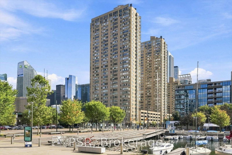 702 - 270 Queens Quay W