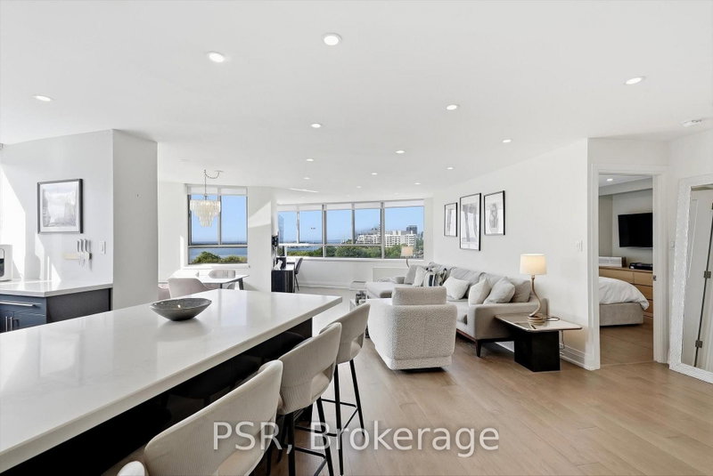 702 - 270 Queens Quay W