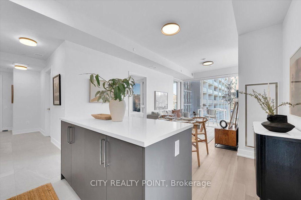 201 - 664 Spadina Avenue 4