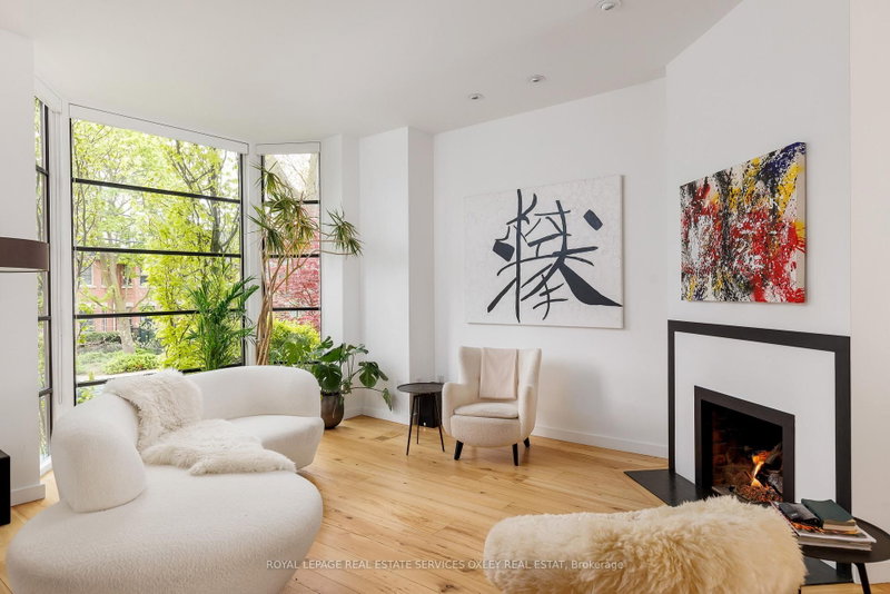 28 Roxborough Street W