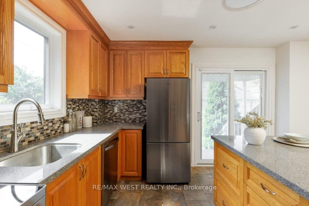 214 Markham Street • Toronto, ON photo 13