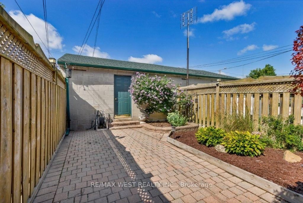 214 Markham Street • Toronto, ON photo 31