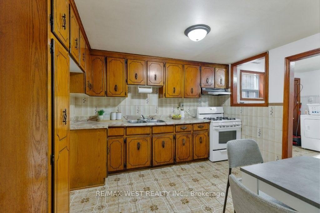 214 Markham Street • Toronto, ON photo 35