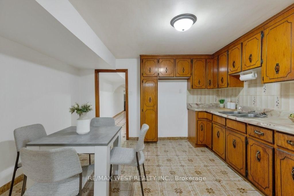 214 Markham Street • Toronto, ON photo 36