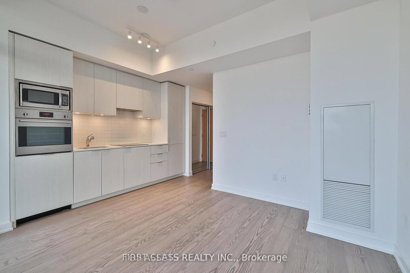6012 - 11 Wellesley Street W