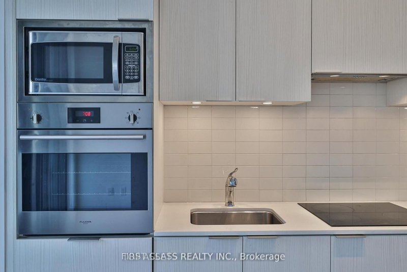 6012 - 11 Wellesley Street W
