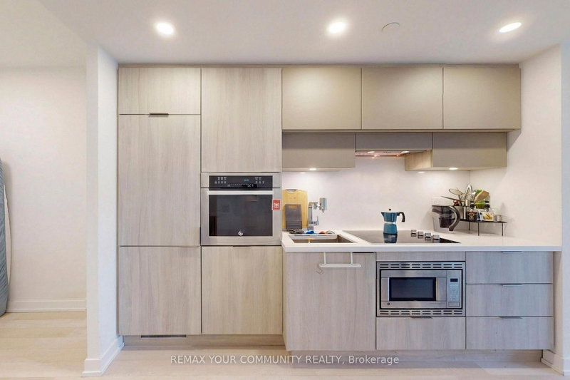 1001 - 39 Roehampton Avenue