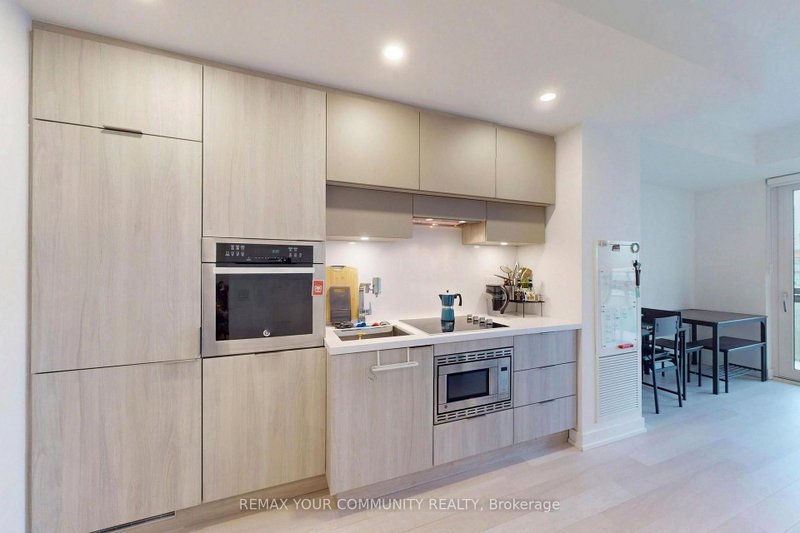 1001 - 39 Roehampton Avenue