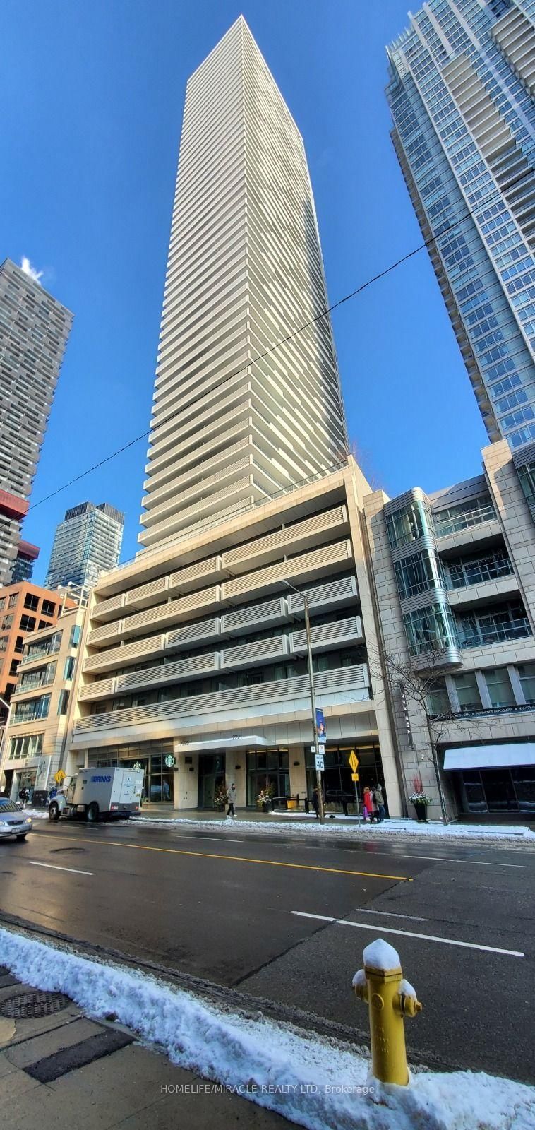 1609 - 2221 Yonge Street