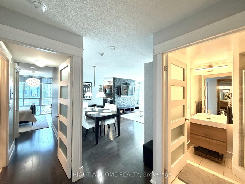 2910 - 30 Grand Trunk Crescent