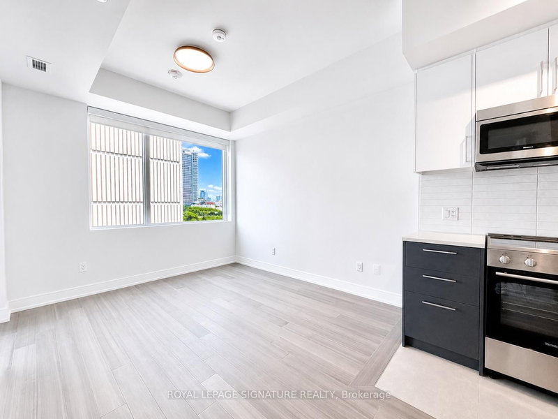 404 - 664 Spadina Avenue