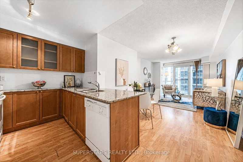 1813 - 761 Bay Street