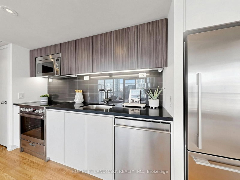 2215 - 75 Queens Wharf Road