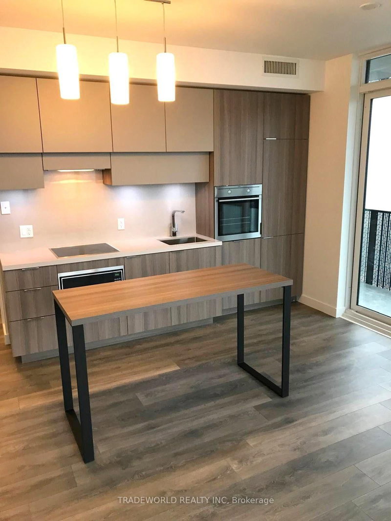 1805 - 8 Eglinton Avenue E