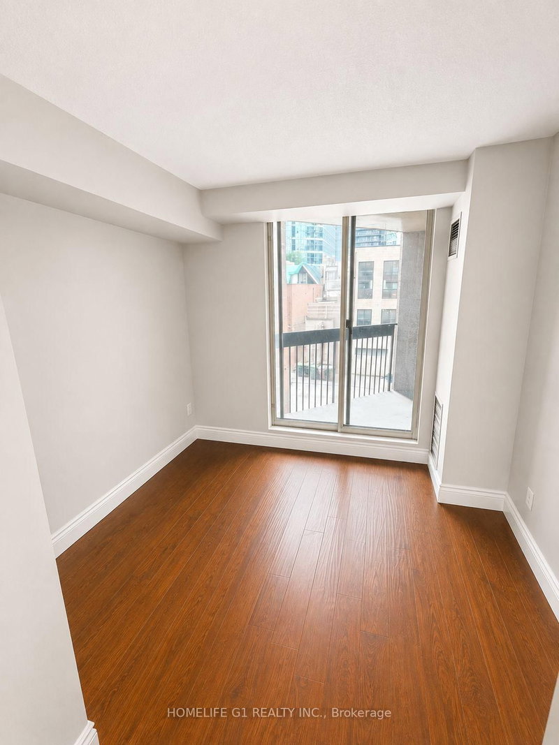 301 - 633 Bay Street