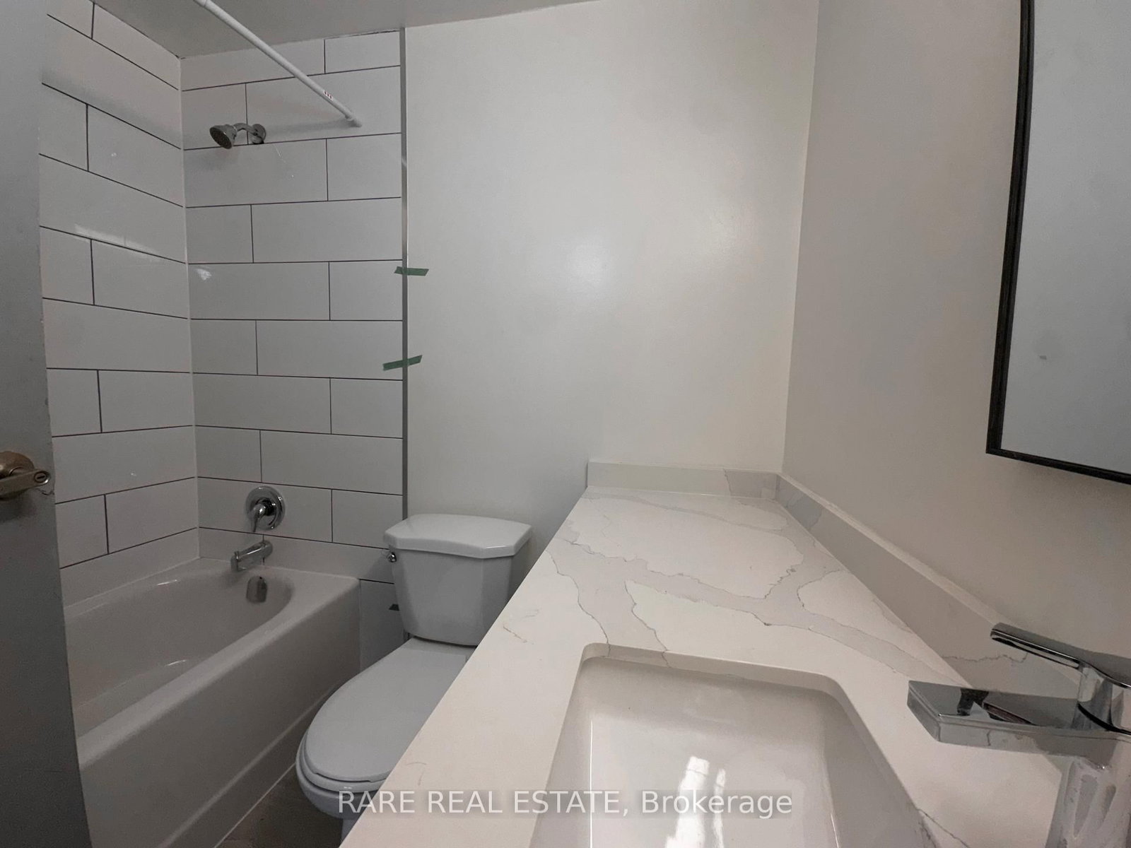 8 - 99 Bellevue Avenue, Toronto 2