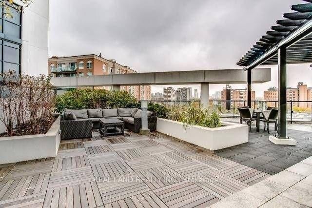 1111 - 400 Adelaide Street