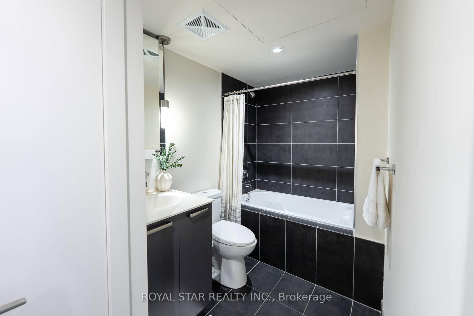 95 Bathurst Street • #623 • Toronto, ON photo 4