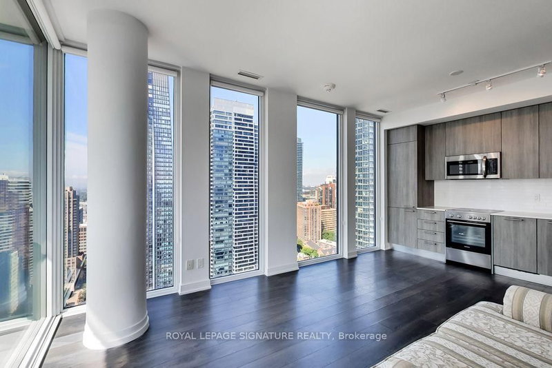 28 Wellesley St E photo 5