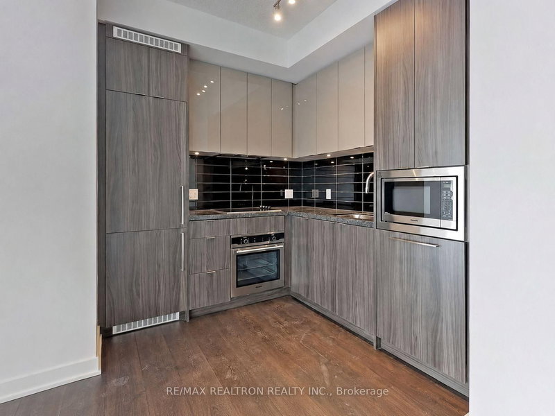 2711 - 125 Blue Jays Way