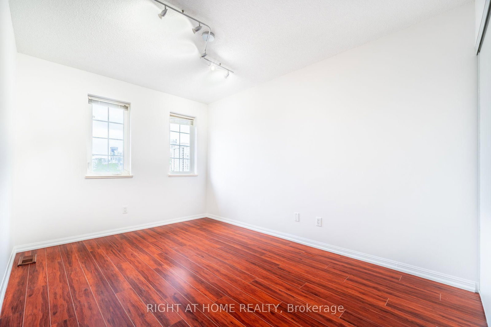 220 Grandview Way • Toronto, ON photo 12