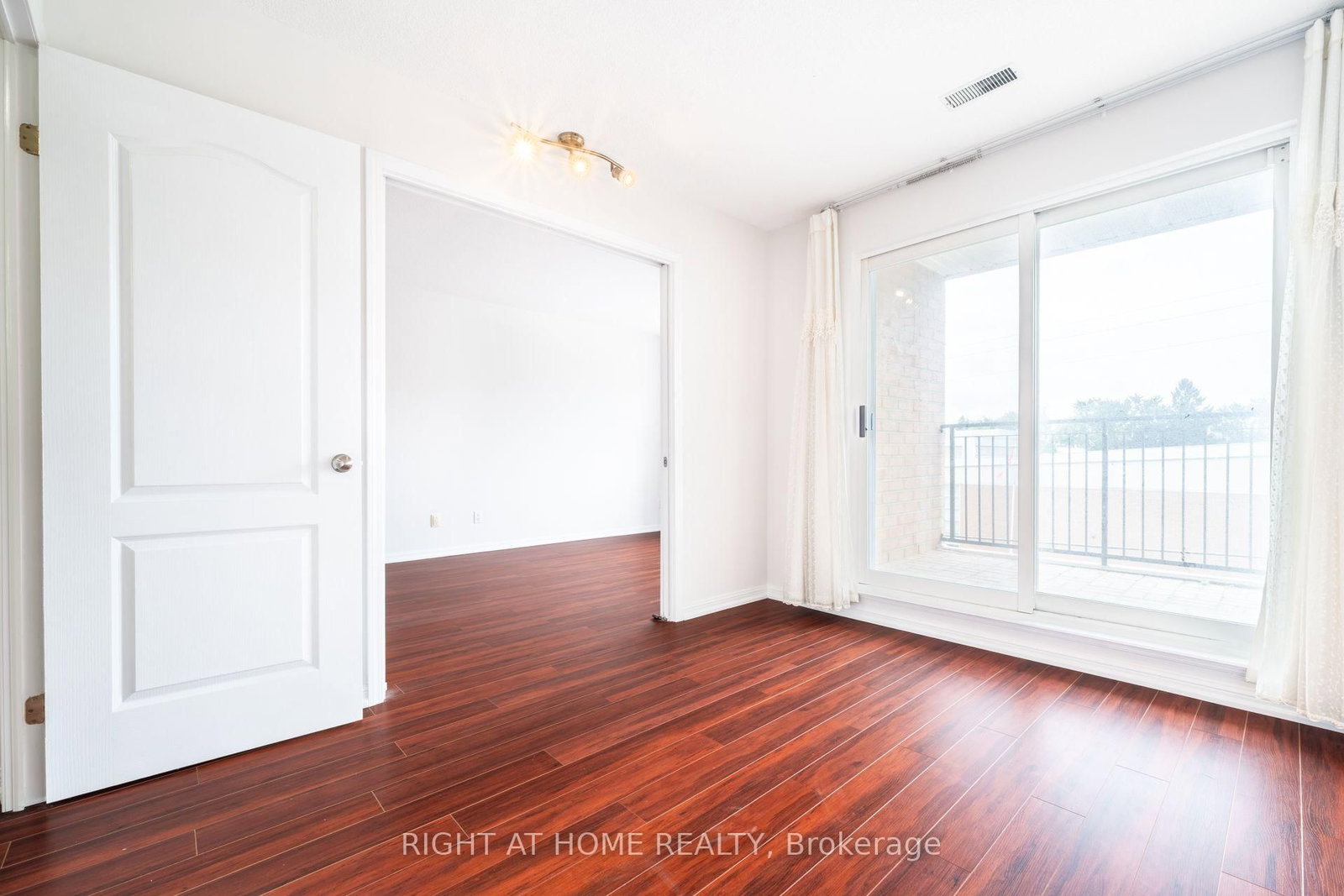 220 Grandview Way • Toronto, ON photo 3