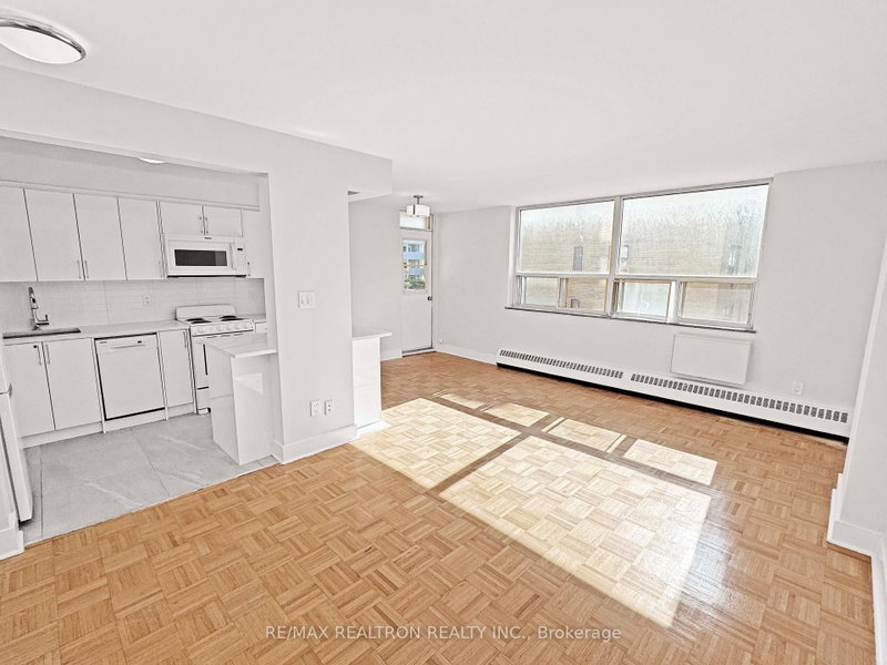 302 - 490 Eglinton Avenue E