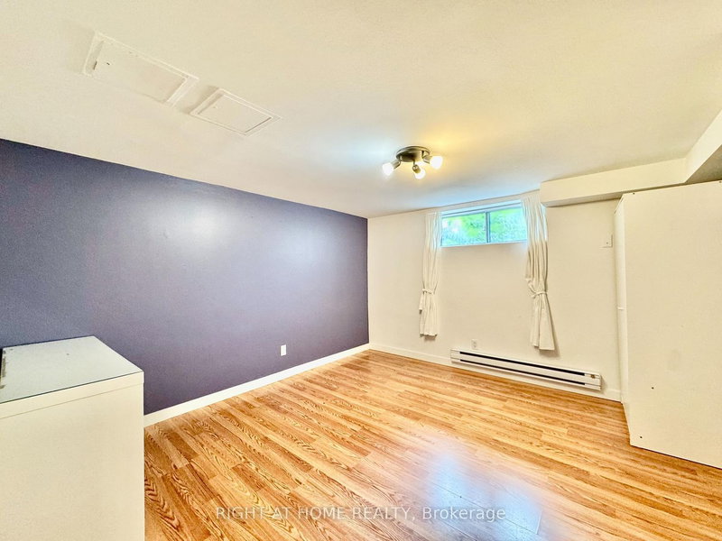 Lower Apartment - 1196 Avenue Road