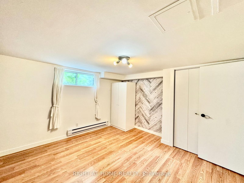 Lower Apartment - 1196 Avenue Road