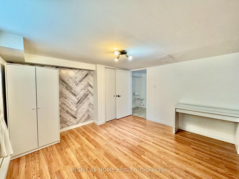 Lower Apartment - 1196 Avenue Road