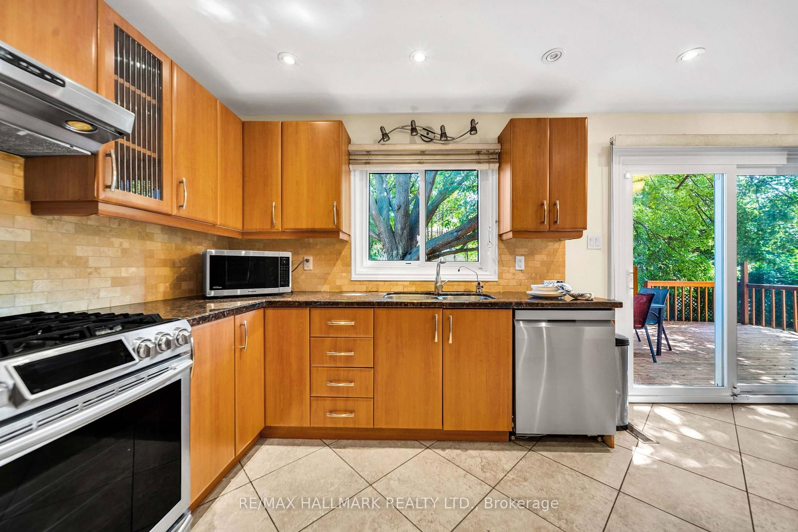 17 Twin Circle Court • Toronto, ON photo 10
