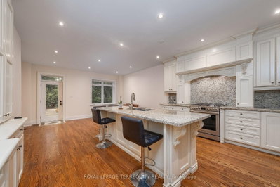 329 Walmer Road • Toronto, ON photo 9