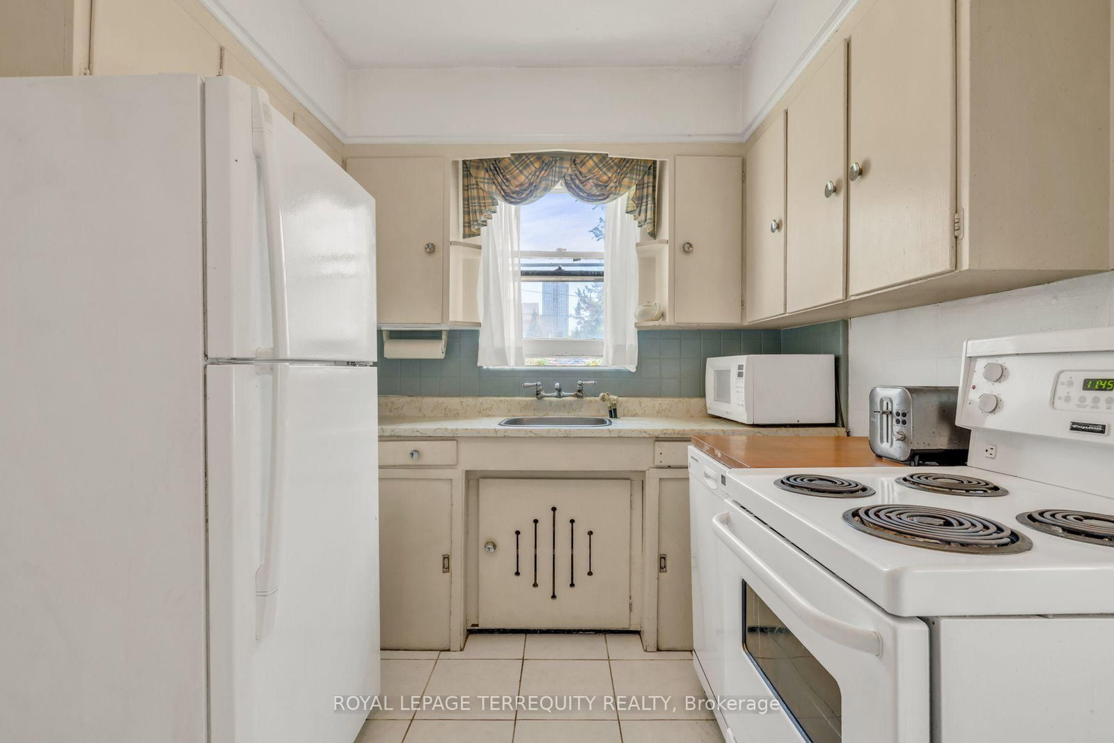 391 Sutherland Drive • Toronto, ON photo 13