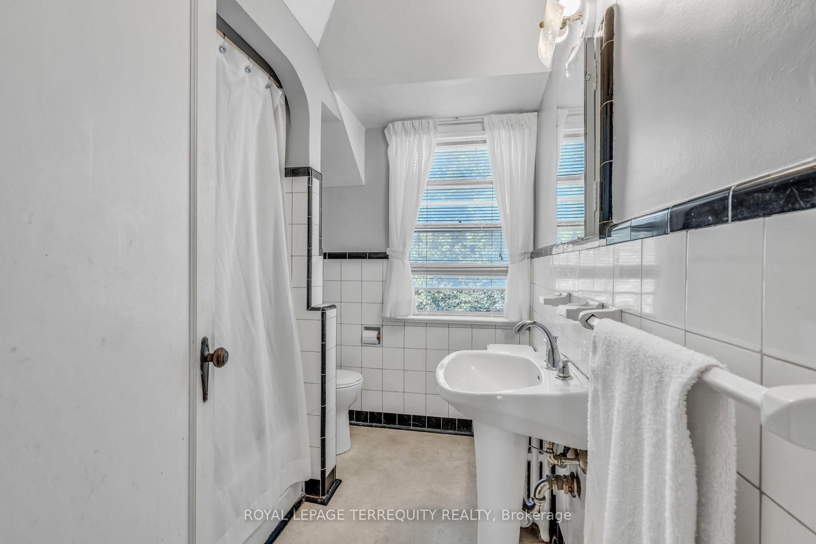 391 Sutherland Drive • Toronto, ON photo 23